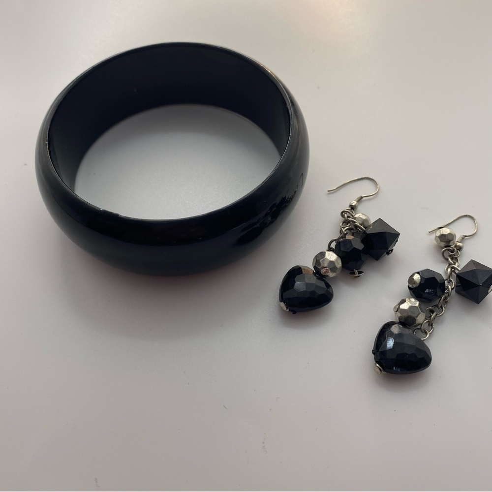 2pc Elegant Black Jewelry Set Bangle Bracelet 8” w/Beaded heart Dangle Earrings